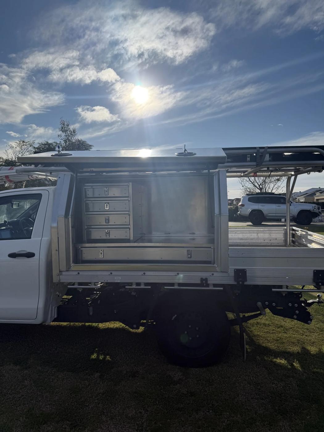 Hilux single cab with drawers & pipe rack: drawers behind the door