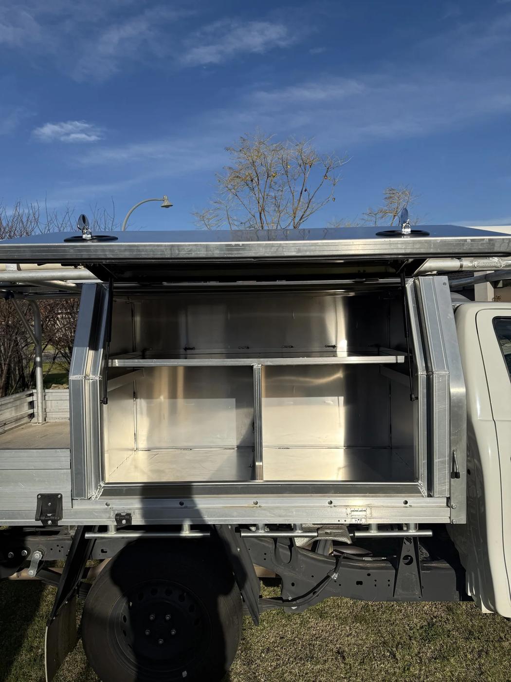 Hilux single cab with drawers & pipe rack: shelving