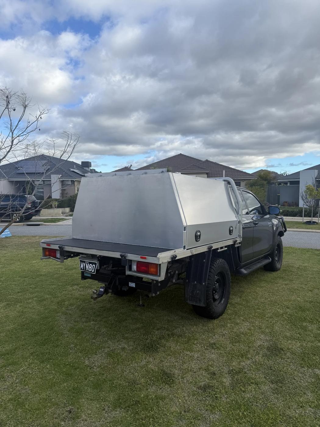 Hilux extra cab canopy: rear three-quarter
