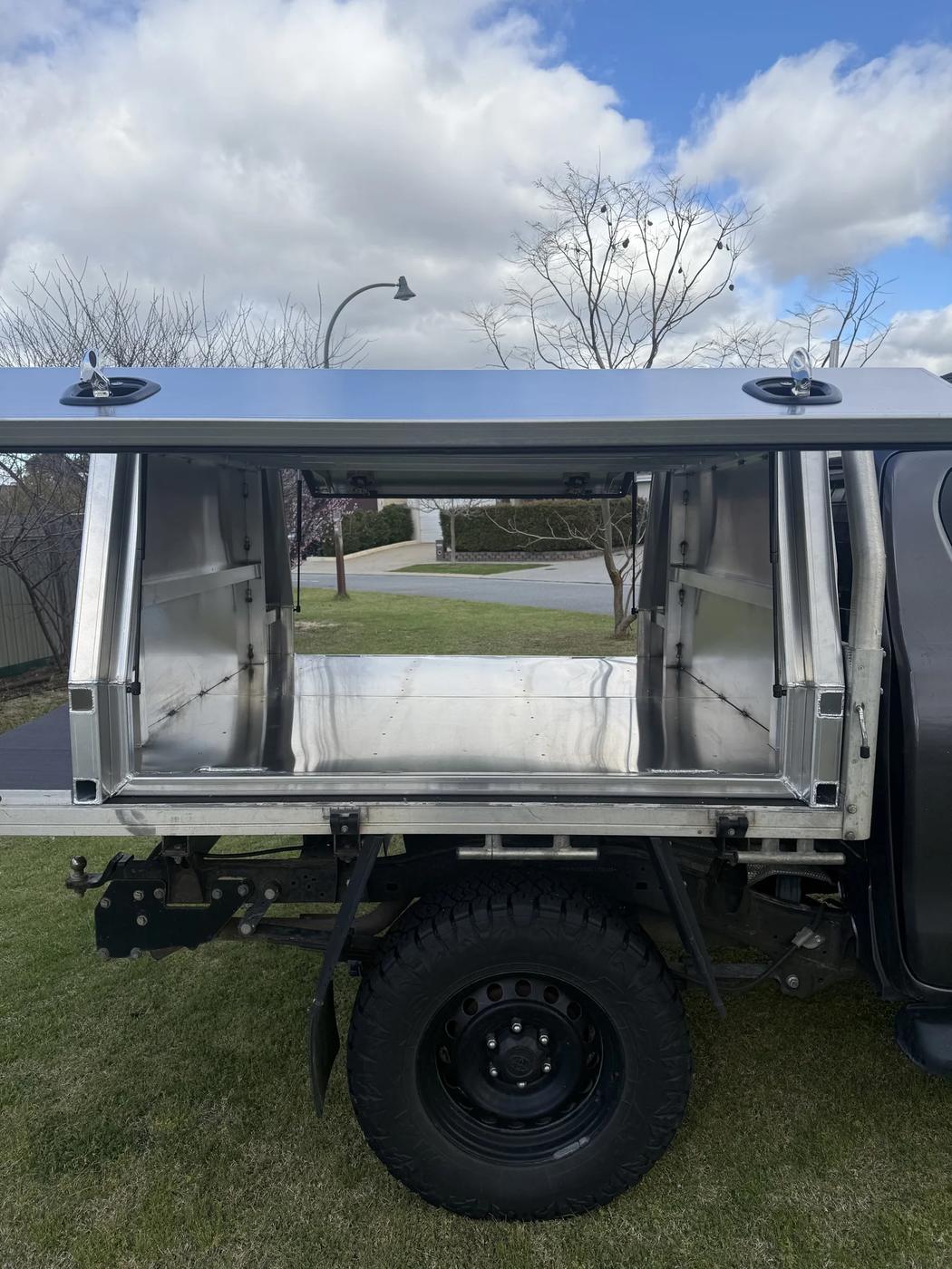 Hilux extra cab canopy: inside the canopy