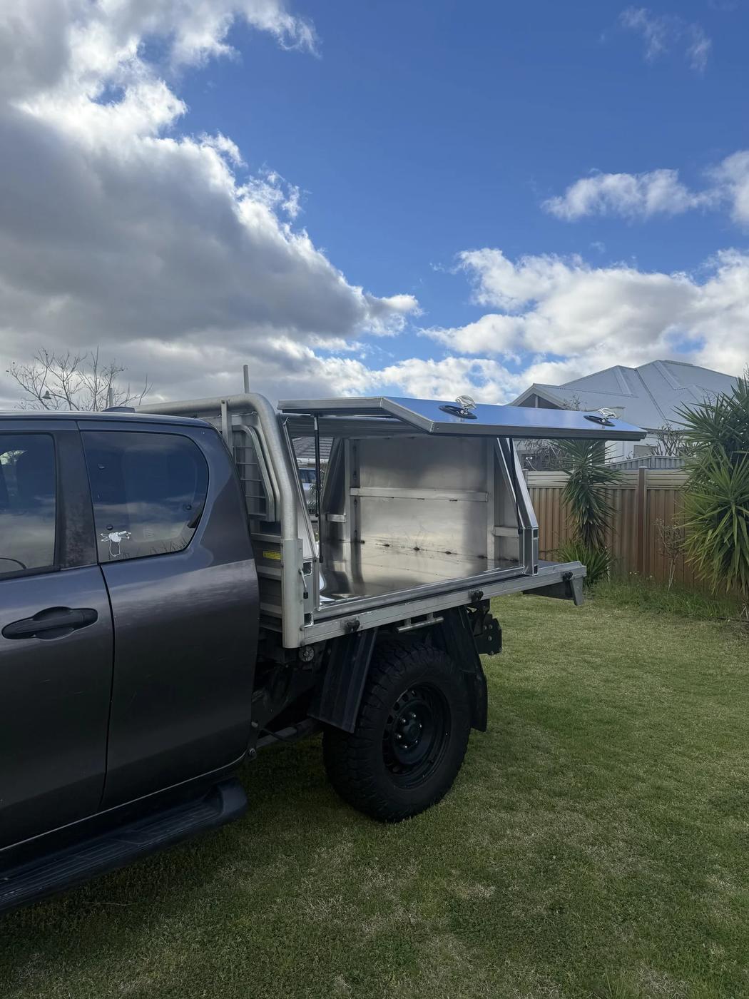 Hilux extra cab canopy: side door open