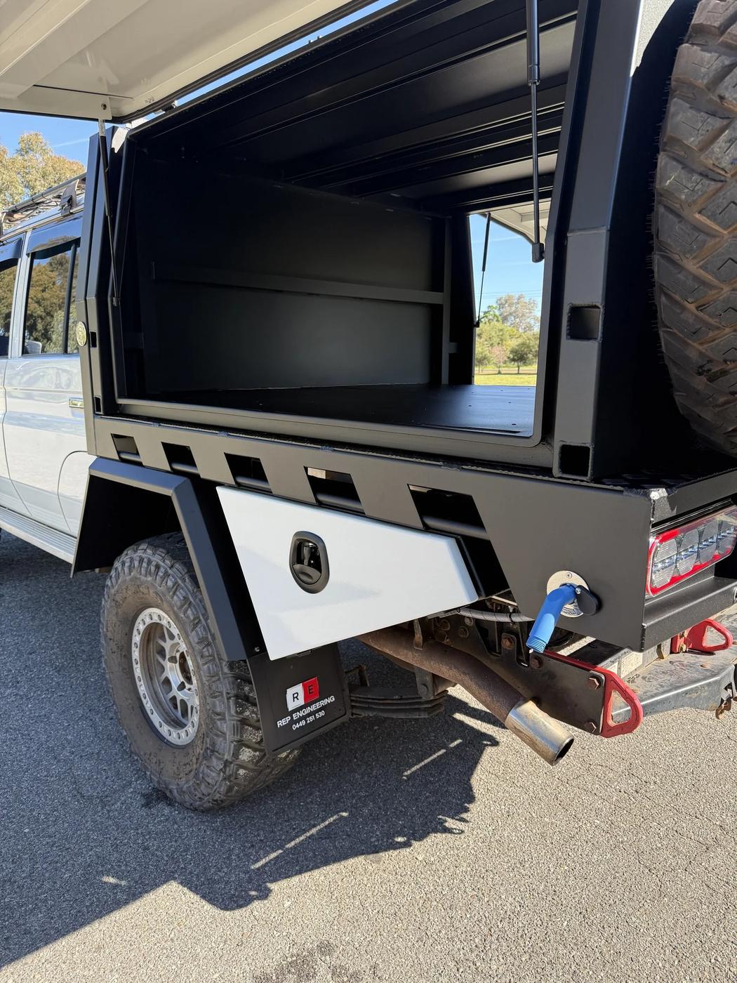 LandCruiser 79 canopy: rear corner and toolbox